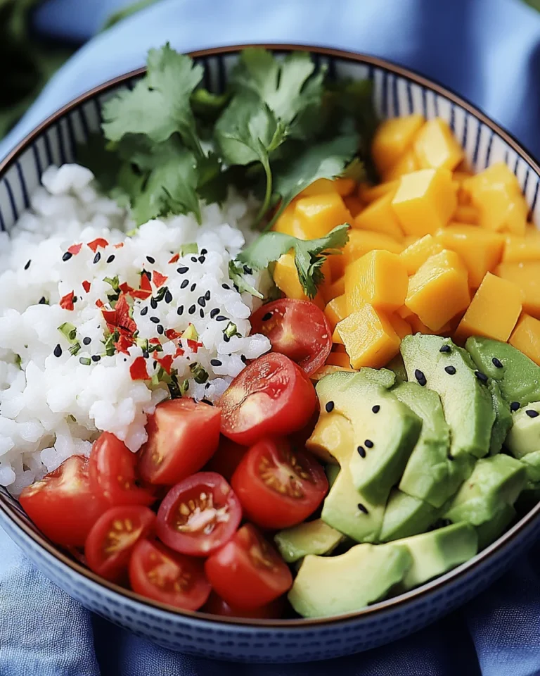 Bunte Salat-Bowl mit Reis und Avocado