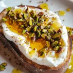 Burrata-Toast mit Pistazien und heißem Honig
