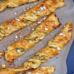 Blätterteigstangen mit Pesto & Feta