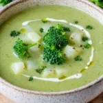 Brokkoli-Suppe mit Kartoffeln und Sahne