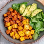 Knusprige Ofenkartoffeln mit Salat (einfaches Bowl Rezept)