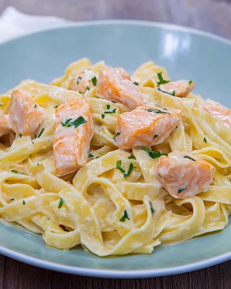 Pasta mit Lachs und Sahnesoße