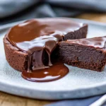 Saftiger Schokokuchen mit geschmolzener Schokolade