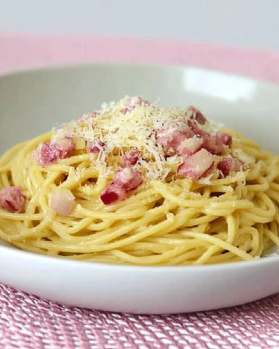 Spaghetti Carbonara mit Sahne (einfaches und schnelles Pasta Rezept)