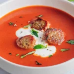 Tomatensuppe mit Hackbällchen