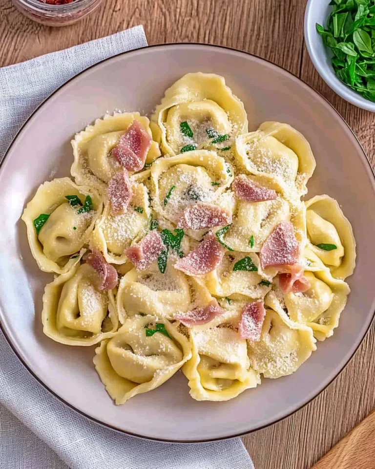 Tortellini alla panna mit HähnchenHähnchenHähnchenHähnchenschinken-Sahne-Soße